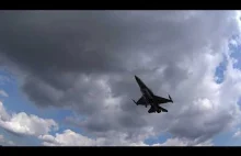 Lądowanie polskiego F-16 po czwartkowym treningu przed Radom Air Show 2017