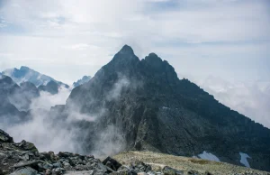 Wspinaczka w kolejce na najwyższy szczyt w Polsce. "To już drugi Giewont"