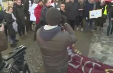 Niemiecka policja wyrywa transparent Polakom po meczu siatkówki