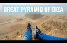 Nastolatek na szczycie piramidy w Gizie