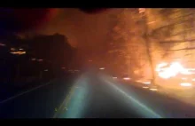 Ucieczka z lasów ogarniętych pożarem - widok z kamery w samochodzie