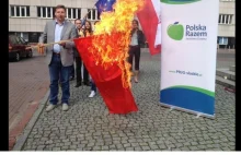 Polski polityk spalił flagę ZSRR.