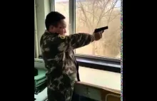 Tak północnokoreańscy żołnierze strzelają z broni