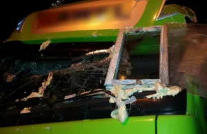 Jechał rozbitą ciężarówką ze wstawionym domowym oknem (foto)