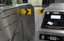 Nowe bramki II linii metra. Przejdziesz wygodnie nawet z bagażem!