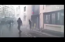 Demolowanie komisariatu policji we Francji. Azylanci w akcji