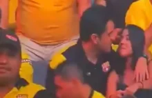 Całował się z kochanką podczas meczu. Jego zdradę pokazały kamery