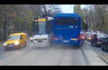 Panu z niebieskiego autobusu chyba się nieco spieszyło.