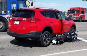 Kobieta, SUV i motocyklista - mieszanka wybuchowa!