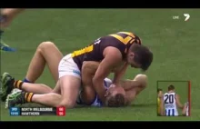 Gracz futbolu australijskiego próbuje udusić przeciwnika.