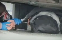 Policjant wczołgał się do ofiary przygniecionej przez autobus, by...