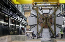 Czarne dziury w zderzaczu LHC