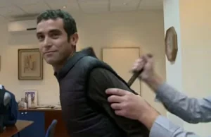 Reporter dźgnięty nożem podczas testu kamizelki ochronnej.