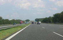 Poród na autostradzie! Kierowcy, mijający samochód z włączonymi światłami...