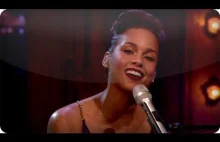 Alicia Keys śpiewa piosenkę tytułową z Gumisiów