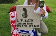 10 BK Pancernej robi zdjęcie przy grobie generała S. Maczka z szalikiem Lecha!