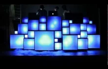Świecąca scena na konsoletę DJ'a.