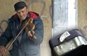 Uliczny skrzypek, który uczciwie zapracował na emeryturę.