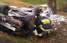 Wypadek porsche na Opolszczyźnie. Samochód dachował, 18-letni kierowca.