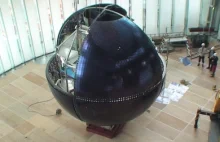 Nowoczesna wersja globusa - gigantyczny, sferyczny ekran OLED.