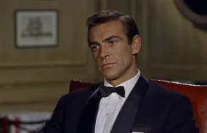 James Bond i jego nieśmiertelna czarna muszka.