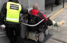 Absurd. Niepełnosprawny próbuje dostać się na Centralny...50 minut [WIDEO]