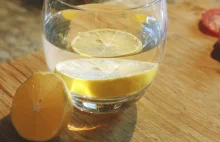 5 powodów, dla których zaczniesz pić wodę z miodem i cytryną rano!