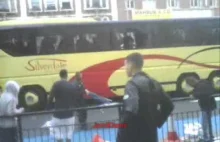 Muzułmanie demolują autobus EDL