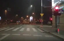 Polski streamer przejeżdża na czerwonym świetle. Mogło dojść do tragedii.