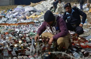 Pakistan-niszczenie nielegalnych używek.