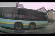 Wypadek osobówki z autobusem w rytmie Disco