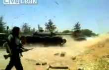 Czołg libijskich rebeliantów wybucha przy strzale
