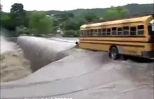 Szkolny autobus i rzeka