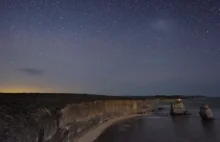 Wspaniały film poklatkowy nocnego nieba nad Australią
