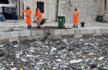 Obrzydliwe zdjęcie z Chorwacji. Plaża w Dubrowniku tonie w śmiechach