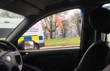 Spektakularne wejście psa policyjnego do podejrzanego auta