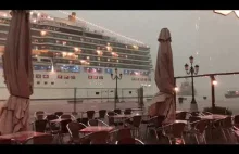 Statek wycieczkowy prawie zderza się czołowo z brzegiem, Wenecja