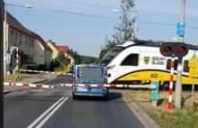 [VIDEO] Kierowca busa z pasażerami utknął na przejeździe kolejowym!