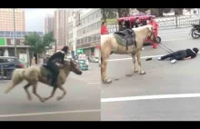 Człowiek galopuje ulicą na koniu po drinku
