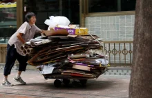 W Hong Kong coraz więcej starców musi zajmować się zbieraniem odpadów by przeżyć
