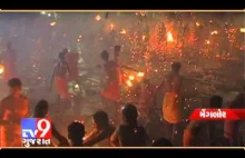 Rzucanie się płonącymi pochodniami - widowiskowy hinduski zwyczaj