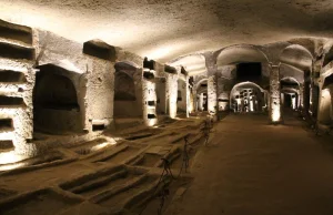 Katakumby w Neapolu - podziemne nekropolie dzielnicy Rione Sanità