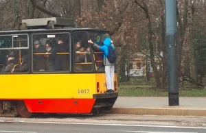 Tramwaj był zatłoczony, więc pojechał... "na gapę"