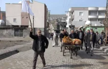 Tureckie wojsko zabija cywilów z białymi flagami (video 18+)