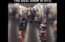 Czarny daje niezłe show w metrze