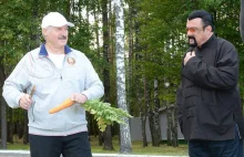 Aleksander Łukaszenka pokazał Stevenowi Seagalowi buraki, kapustę i marchewkę