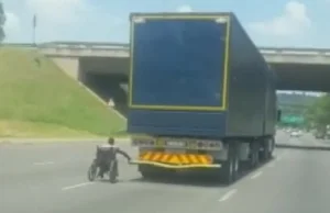 Mężczyzna jechał po autostradzie na wózku inwalidzkim trzymając się ciężarówki