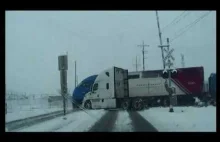 Wypadek ciężarówki FedEx. na przejedzie kolejowym