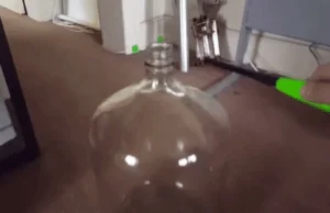 Ogień w butelce - powolne wypalanie gazu znajdującego się w butelce