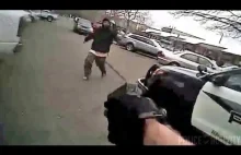 Film z bodycama - Policjant strzela do człowieka uzbrojonego w nóż